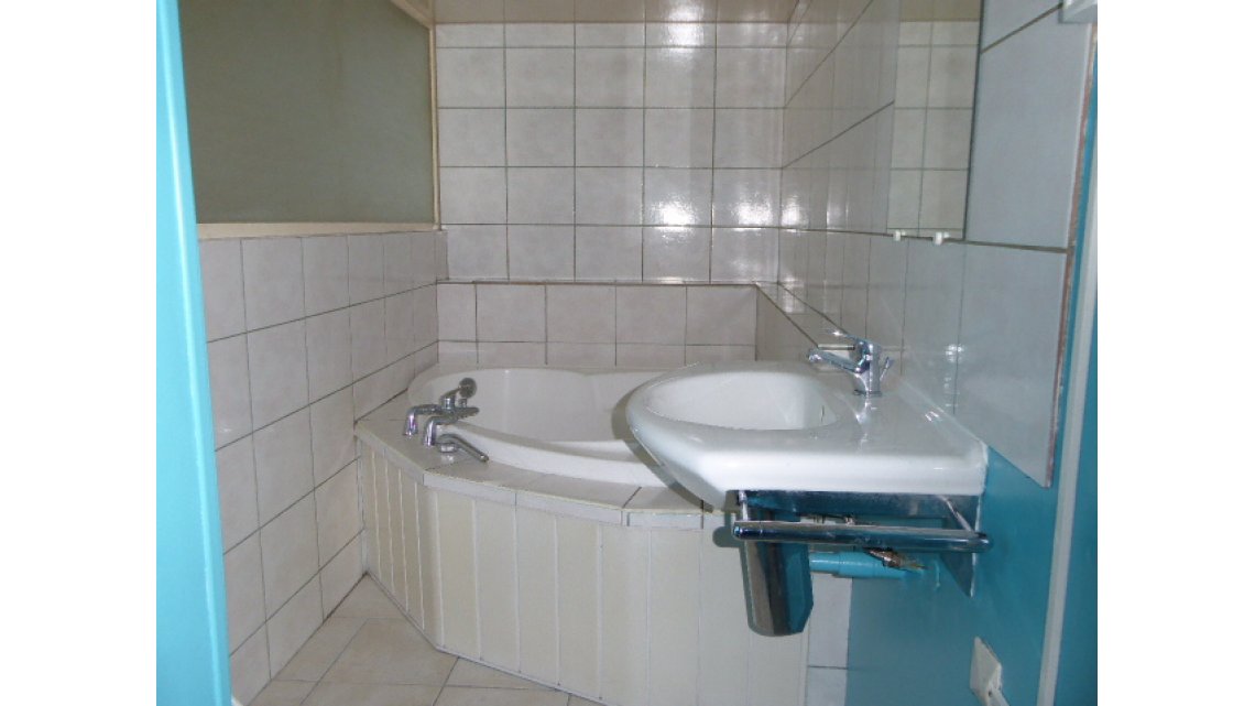 salle de bain avec baignoire et lavabo