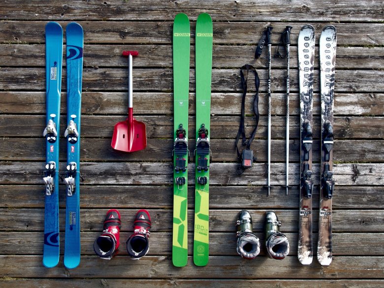 matériel de ski aligné sur le sol