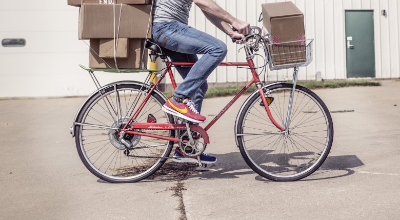 vélo chargé de cartons de déménagement