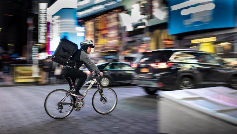 coursier en vélo dans rue